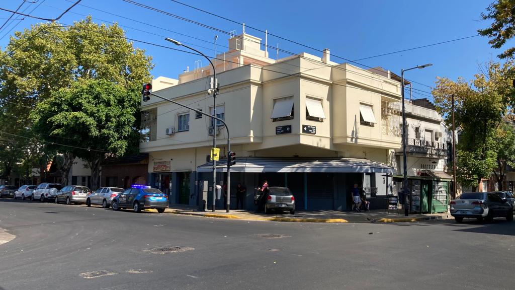 Tras un violento choque, un auto se inscrustó contra el local de lotería de Mariano Acha y Larralde