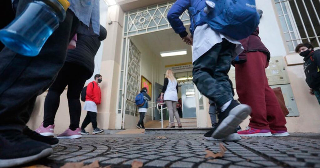 Anunciaron que la utilización del barbijo pasa a ser optativa en los colegios porteños