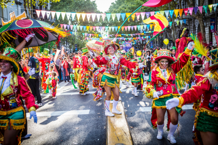 El Carnaval porteño tuvo su gran cierre con un desfile sobre Avenida de Mayo