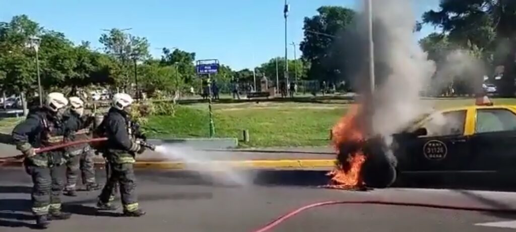 Se incendió un taxi en Congreso y Holmberg