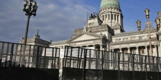 Acuerdo con el FMI: vallaron el Congreso y dispusieron un fuerte operativo de seguridad por la votación en Senadores