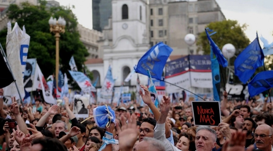 Día de la Memoria: miles de personas marchan a Plaza de Mayo, muchas reuniéndose en Abasto y alrededores