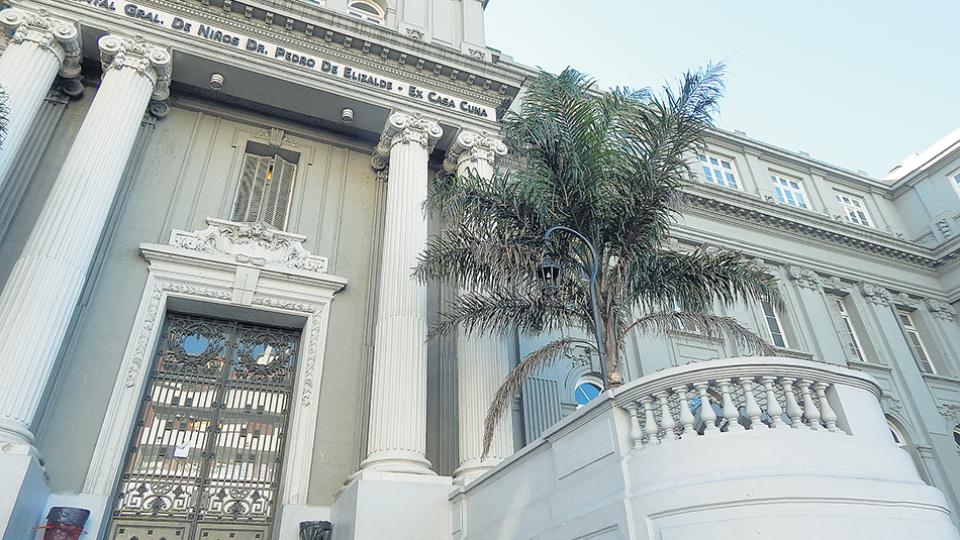 Trabajadores protestaron frente al Hospital Elizalde y denunciaron despidos a personal de enfermería