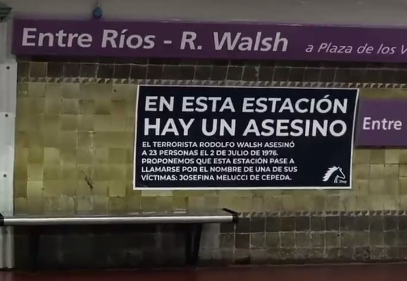 San Cristóbal: Jóvenes Republicanos colocaron afiches en la estación Rodolfo Walsh y calificaron al periodista de “asesino”
