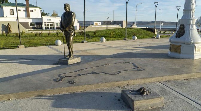 Alberto Fernández repudió el ataque a la estatua de Cristina Kirchner hecha en Saavedra