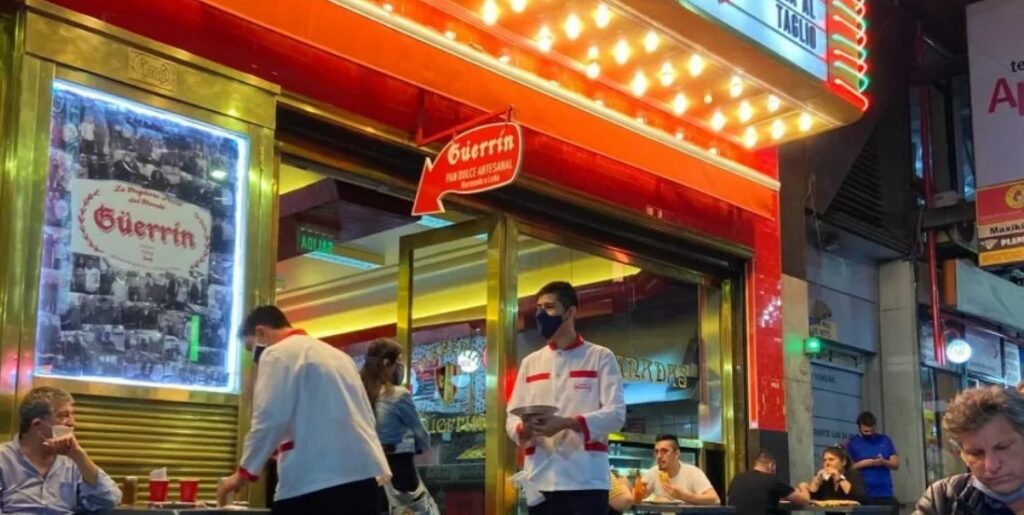 Las pizzerías Güerrín y Banchero cumplen 90 años e impulsan reconocimientos en la Legislatura porteña