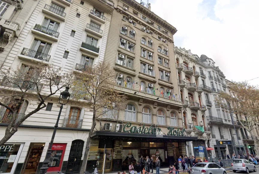 Venden el edificio donde funcionó el Hotel Castelar y ofrecieron usar las habitaciones como monoambientes