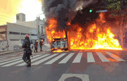 Un colectivo se incendió en plena avenida Rivadavia
