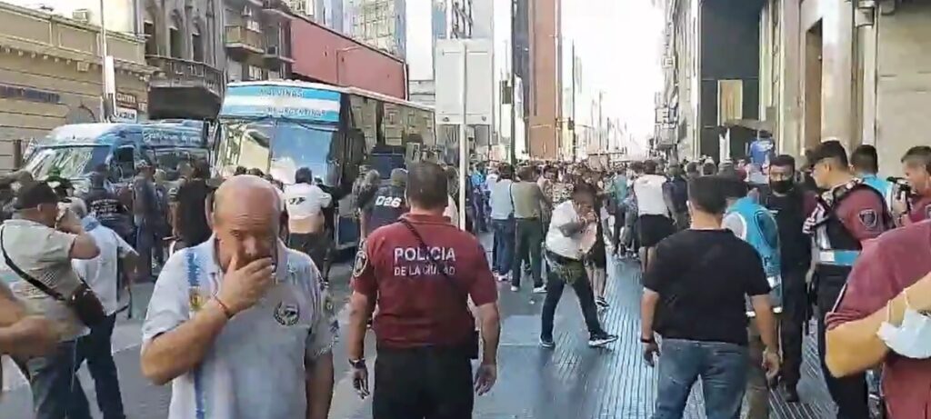 La Policía de la Ciudad tiró gas pimienta a excombatientes de Malvinas que protestaban frente al PAMI