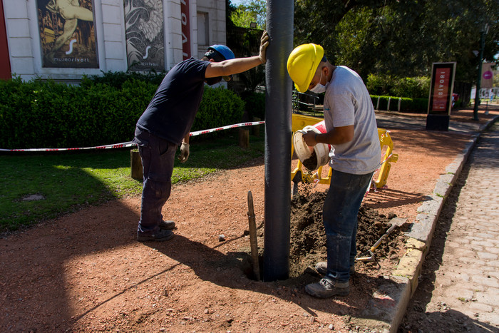 El GCBA instaló 500 columnas de alumbrado público hechas con material recuperado