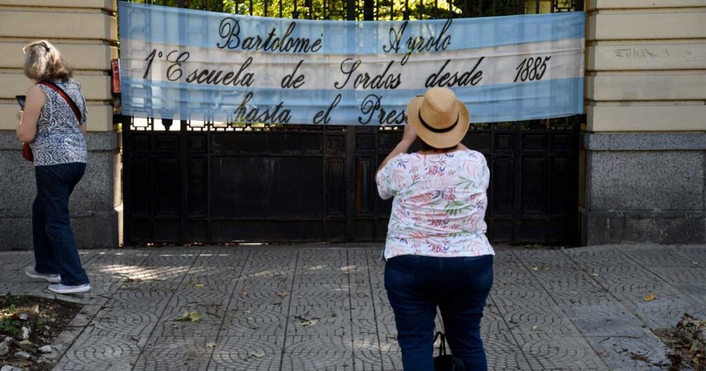 Mesa de trabajo para evaluar la remodelación de la escuela de sordos en el Palacio Ceci