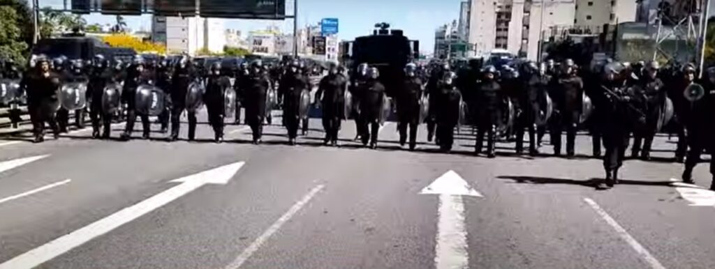 Constitución: la Policía de la Ciudad desalojó el corte de organizaciones sociales en la Autopista 25 de Mayo