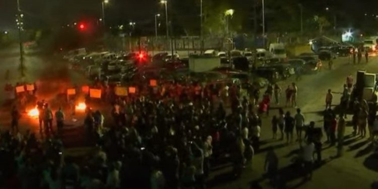 Bajo Flores: asesinaron a puñaladas a un adolescente y los vecinos cortaron calles para exigir Justicia