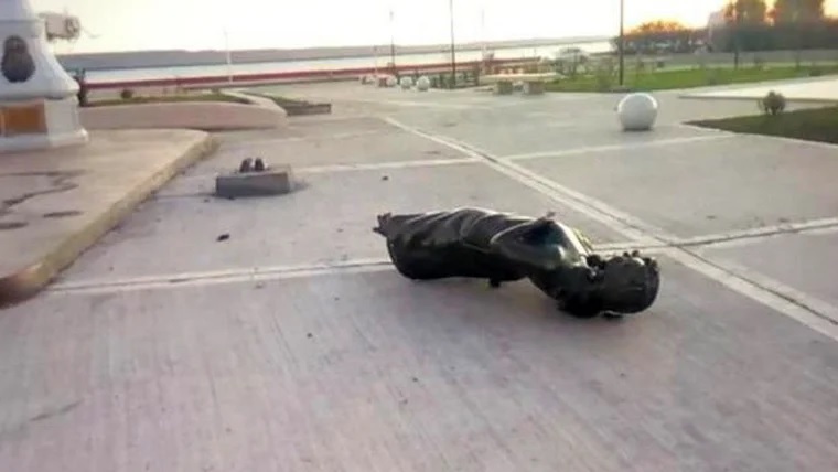 Río Gallegos: un detenido por destrozar la estatua de Cristina Kirchner hecha en Saavedra