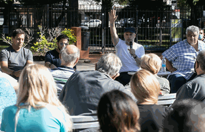 Larreta con vecinos en Villa Riachuelo