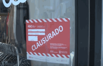 Allanaron locales que vendían mercadería de marcas falsificadas en Flores