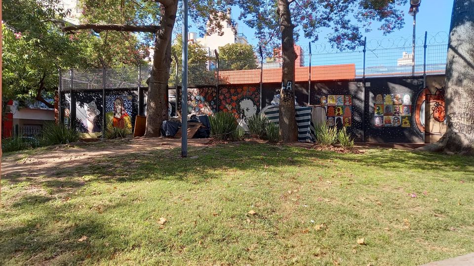 Tras la muerte de una mujer sin techo en Once, vecinos piden al GCBA ayuda para un hombre que duerme en la Plaza Velasco Ibarra