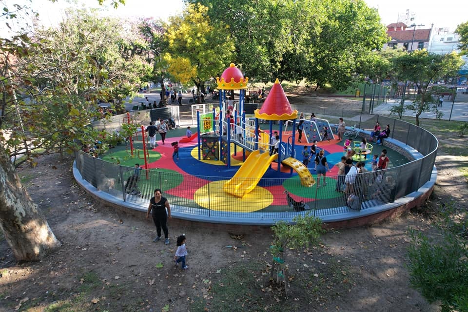 La Comuna 3 inauguró un nuevo patio de juegos en la Plaza Velasco Ibarra