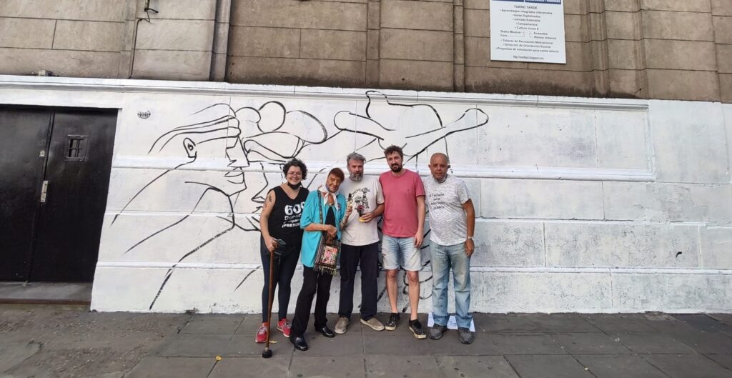 Almagro: con la presencia de Taty Almeida, vecinos reconstruyeron el mural por la Memoria en el Polideportivo de Sarmiento y Medrano