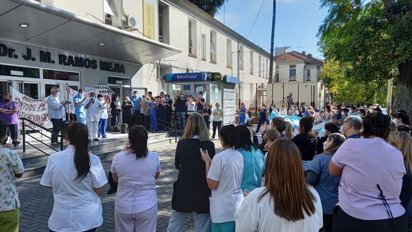 Trabajadores del Hospital Ramos Mejía anunciaron un paro para el martes 26 de abril