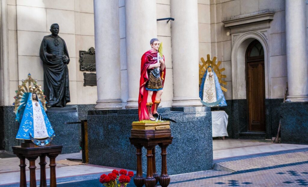 Fiesta de San Expedito en la Parroquia Nuestra Señora de Balvanera con misas y procesión por el barrio