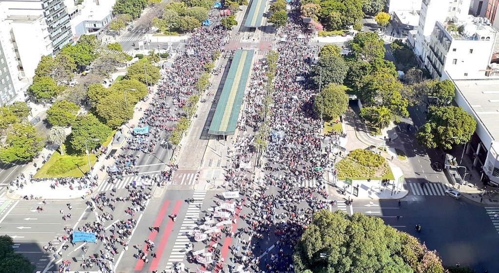 Tercer día de piquetes en la avenida 9 de Julio