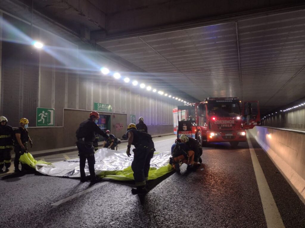 Rescataron a un joven que, bajo una crisis nerviosa, intentó lanzarse al vacío en el Paseo del Bajo