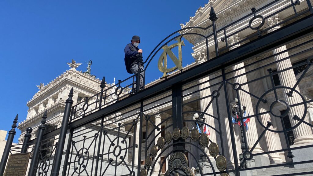 Un hombre se encadenó a la reja del Congreso y denunció la existencia de “armas psicotrónicas que controlan la mente”