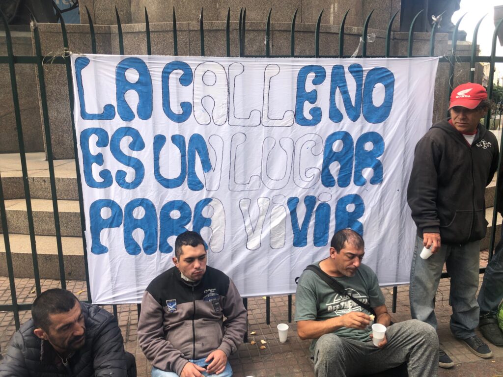 Gente sin techo realizó un “frazadazo” con acampe frente al INDEC: “Basta de ignorarnos e invisibilizarnos”