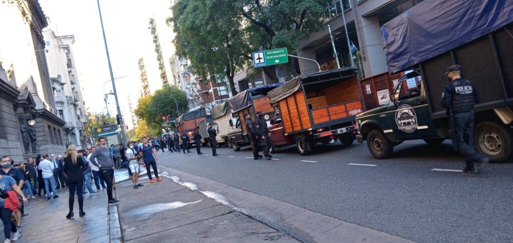 Fleteros protestaron frente al Congreso contra los requisitos de la Licencia Nacional de Transporte Interjurisdiccional