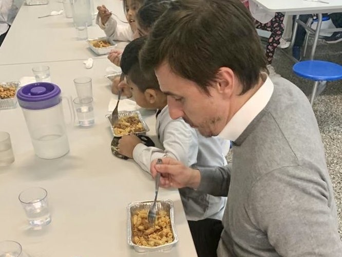 García Moritán defendió el menú escolar y almorzó en una primaria de San Telmo