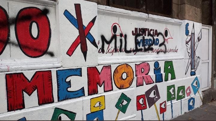 Almagro: a dos semanas de su restauración, volvieron a dañar el mural en el Polideportivo de Sarmiento 4041 hecho por la comunidad educativa