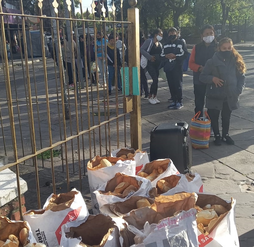 Panazo en Plaza Miserere: contra la especulación, la CTA vendió una tonelada de pan a $150 el kilo
