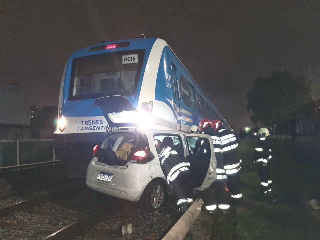 Villa Luro: una formación del tren Sarmiento arrolló un auto que cruzó con la barrera baja