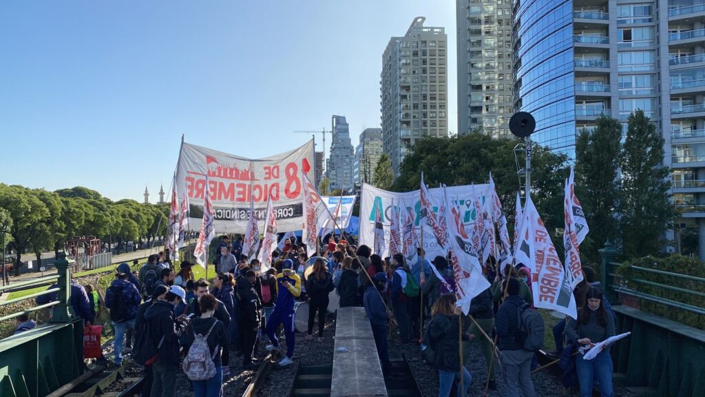 Palermo: trabajadores tercerizados cortaron las vías del tren San Martín en Puente Pacífico