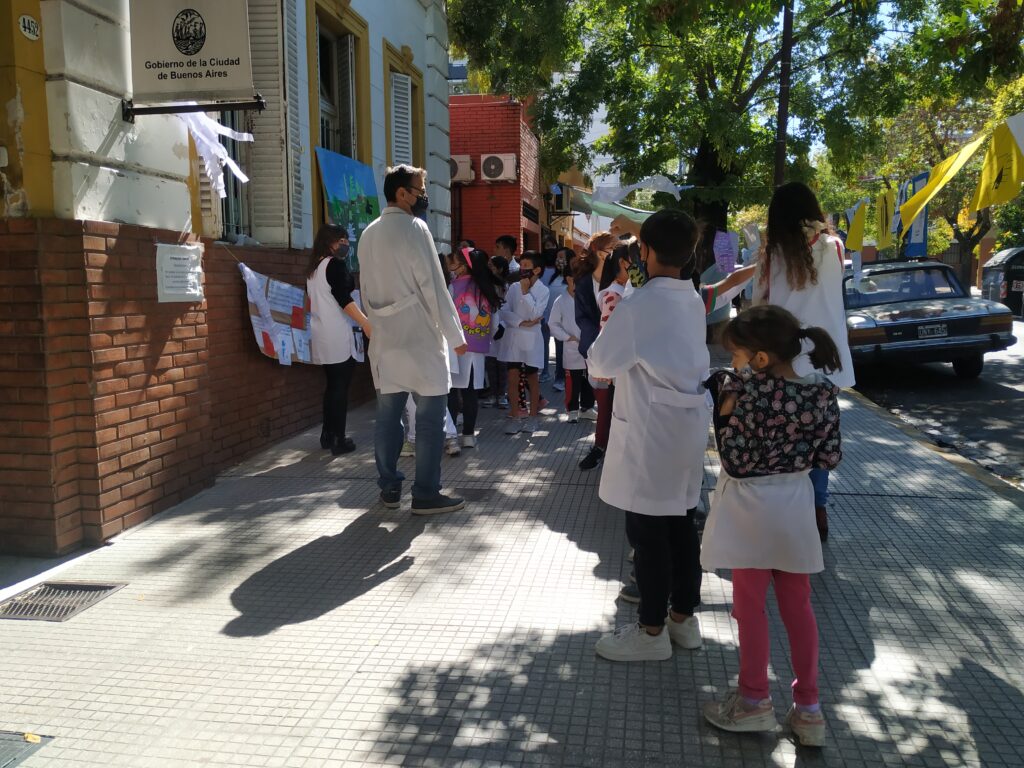 Con instalaciones en la vía pública, tres escuelas crearon el Corredor Malvinas en Saavedra