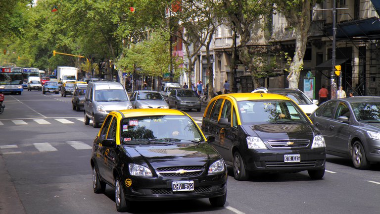 Desde este martes viajar en taxi aumentará un 30% y la bajada de bandera diurna costará $144