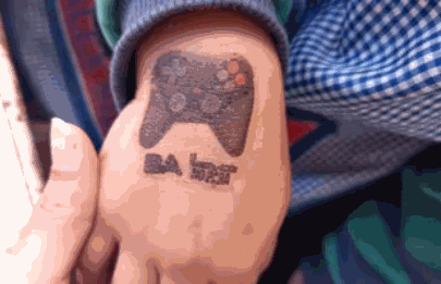 Mataderos: pusieron tatuajes temporales a alumnos en inauguración de escuela