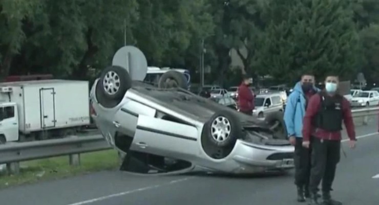 Choque múltiple en General Paz y Constituyentes: un auto volcado, cinco heridos y 10 kilómetros de cola