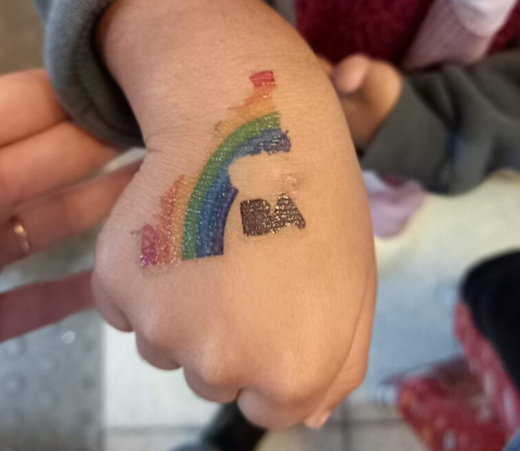 Docentes criticaron que el GCBA le puso tatuajes temporales a niños con el logo del Gobierno porteño