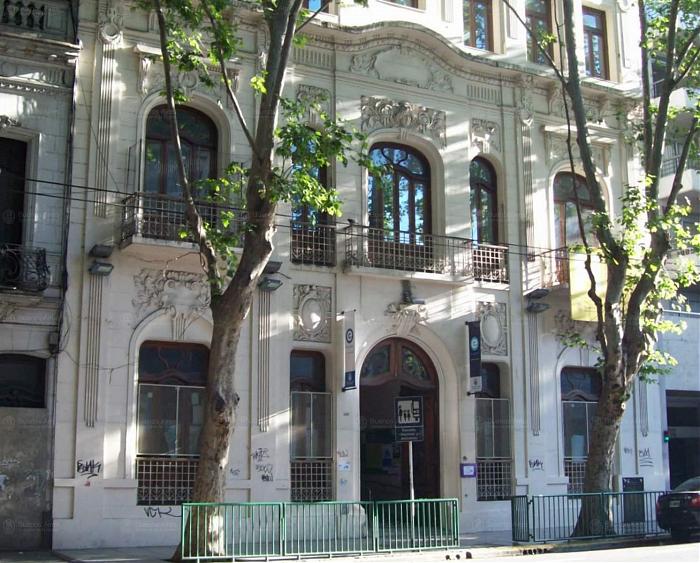 Almagro: denuncian el robo de 50 computadoras en el Normal 7