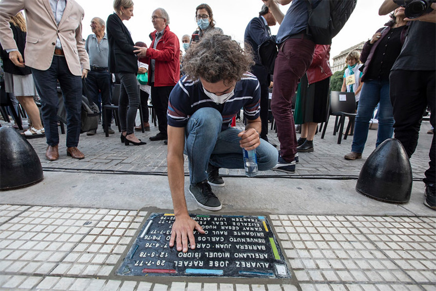 Fueron repuestas las “Baldosas por la Memoria” en el Centro Cultural Kirchner