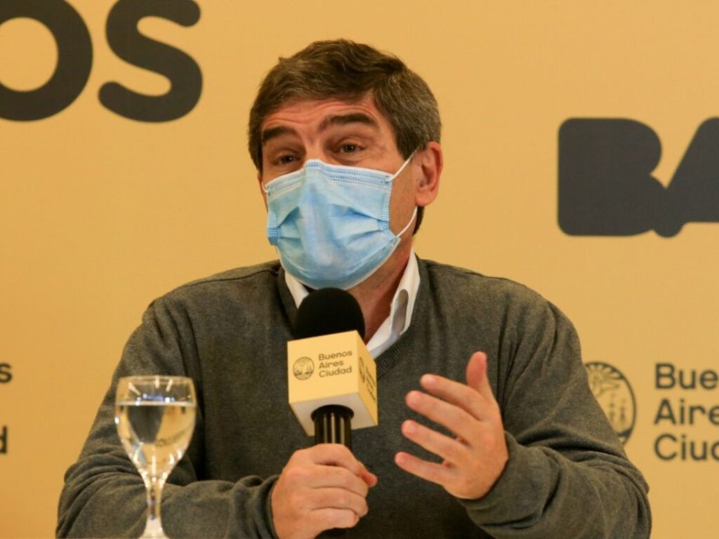 Fernán Quirós confirmó que en CABA sigue siendo obligatorio el uso del barbijo en espacios cerrados y laborales.
