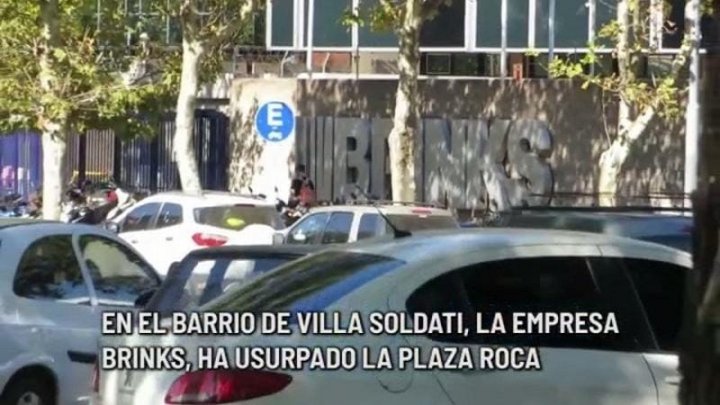 La filial argentina de la empresa multinacional de origen norteamericano Brink´s Incorporated, utiliza una plaza pública porteña como estacionamiento.