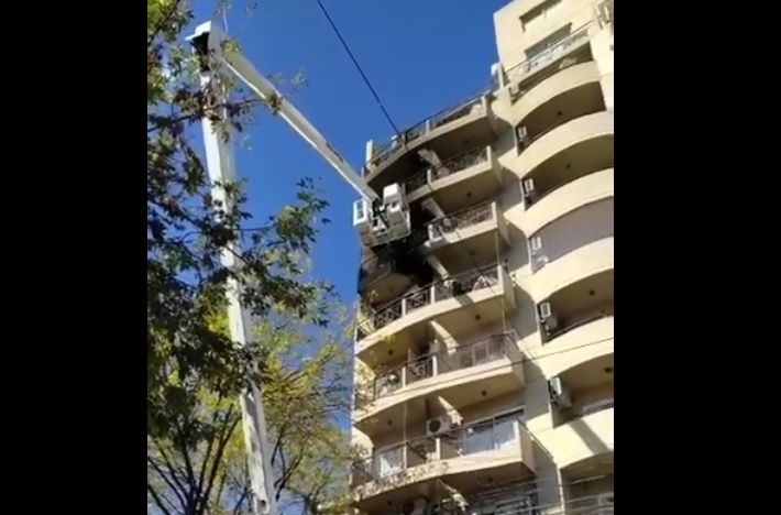 Se incendió un edificio en Flores, hubo al menos siete hospitalizados y evacuaron el inmueble