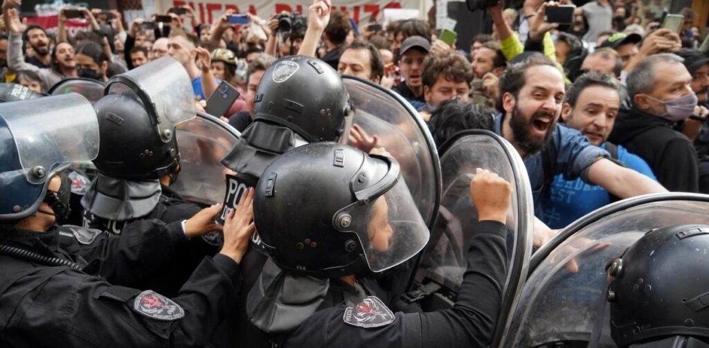 Incidentes, heridos y detenidos tras una protesta de cineastas frente al Incaa en el centro porteño
