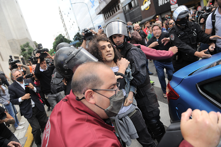 Protesta frente al INCAA: El Ministerio de Cultura de la Nación repudia accionar policial