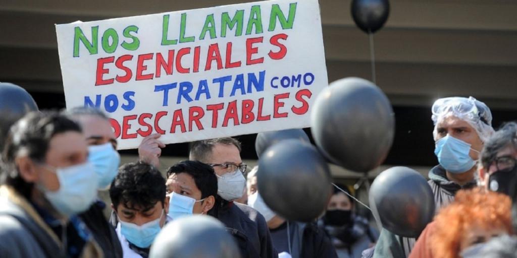 Trabajadores de la salud protestan por mejores salarios y condiciones de trabajo.