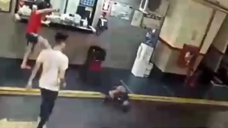 Se entregó el adolescente acusado de golpear al playero de un garage del microcentro porteño