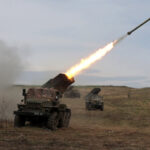 Guerra Rusia-Ucrania: Unos 20 civiles fueron evacuados en la ciudad ucraniana de Mariupol, mientras muchos otros se protegen de los continuos bombardeos en túneles subterráneos.